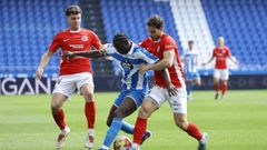 Sim�n Luca y Lucas Puime tratando de frenar a Dipanda, que ten�a el control del bal�n