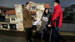 �ngel Garc�a Seoane, en el exterior de su vivienda en Oleiros.