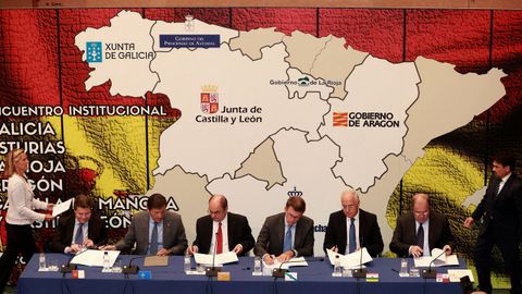 Los presidentes de las comunidades aut�nomas de Castilla-La Mancha, Emiliano Garc�a-Page; Asturias, Javier Fern�ndez; Arag�n, Javier Lamb�n; Galicia, Alberto N��ez Feij�o; La Rioja, Jos� Ignacio Ceniceros, y Castilla y Le�n, Juan Vicente Herrera, firman una declaraci�n institucional tras reunirse hoy en Zaragoza para proseguir en su demanda de acometer una reforma del sistema de financiaci�n auton�mica que tenga en cuenta lo que es un problema com�n en ellas: la despoblaci�n