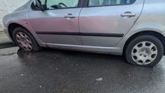 Uno de los veh�culos afectados, con al menos dos de sus ruedas pinchadas