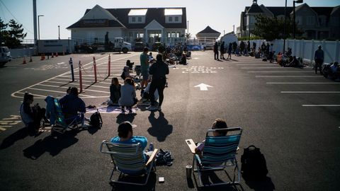 La gente hace cola para ir a la playa de Seabright en el primer da en que Nueva Jersey levant la restriccin