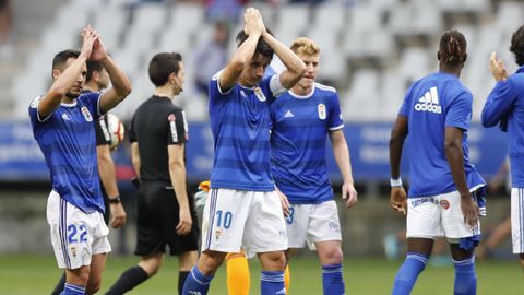 Los jugadores del Oviedo saludan a la aficin tras un partido