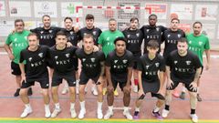 La plantilla xovense, antes de un entrenamiento en el pabell�n del centro c�vico.