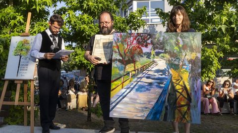 No centro, Miguel Anxo Varela, home de Carmen Martn, recolle por ela o primeiro premio do certame lvarez de Sotomayor. Velaqu a obra creada