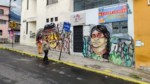 Carteles contra los delincuentes y ladrones en el barrio de San Juan, en Quito.