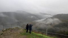 Visitantes contemplado el paisaje del ca��n del Sil en el mirador de Pena do Castelo, en Sober