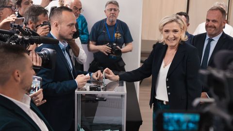 Marine Le Pen vota en las legislativas de Francia