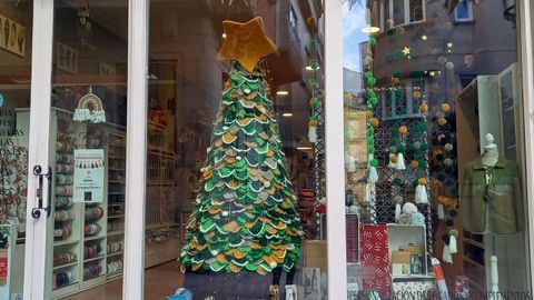 Escaparate de Mercera La Moderna, que gan el premio del concurso de Navidad 2024 del Concello do Carballio.