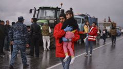 Voluntarios ayudan a refugiados karabajes en su evacuacin de la zona de conflicto