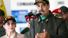 El presidente de Venezuela, Nicol�s Maduro, interviene ante su mujer, Cilia Flores, durante una ceremonia militar en La Guaira