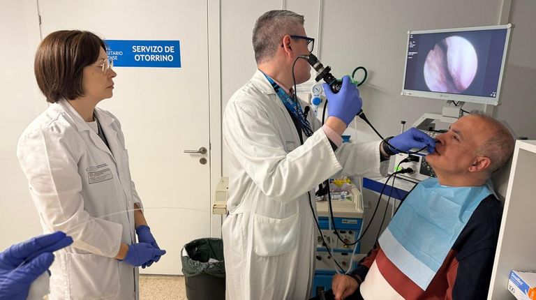 El m�dico Rafael Hurtado atiende a un paciente ante la mirada de la jefa de servicio, Celia Lendoiro.