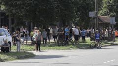 Ciudadanos ucranianos, reunidos este lunes cerca de un edificio da�ado por un bombardeo ruso en la ciudad de Kryvyi Rih