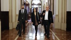 Avia Veira, en el centro, llega a un pleno junto al edil David Soto (izquierda) y el portavoz de la formaci�n, Francisco Jorquera
