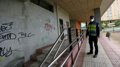 El jefe de la Polic�a de Cambre en la plaza Fernando Buesa, uno de los puntos m�s conflictivos durante la pandemia en este municipio