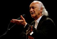 Amancio Prada en uno de sus �ltimos recitales. 