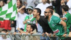 Aficionados animando al Racing en A Malata.
