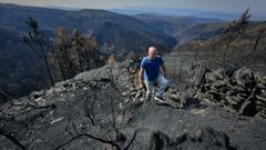 Un vecino camino por un parcela quemada en el gran incendio forestal de Folgoso do Courel, que arras� 11.100 y oblig� a desalojar a 900 personas a mediados de julio. 