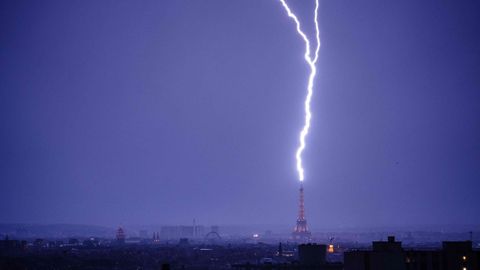 Momento en el que un rayo impactaba en la Torre Eiffel este s�bado