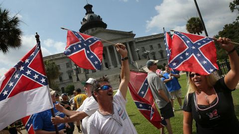 Protesta ante el Capitolio de Carolina del Sur por mostrar la bandera confederada.
