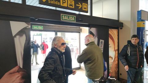 Jess Martnez, con gafas de sol, a su llegada al Aeropuerto de Asturias