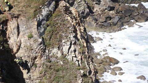 Los bomberos del SPEIS de Nar�n, en la formaci�n de rescate vertical por los acantilados de Pena Lopesa