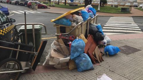 Segundo da (mircoles) con la basura de las calles sin recoger