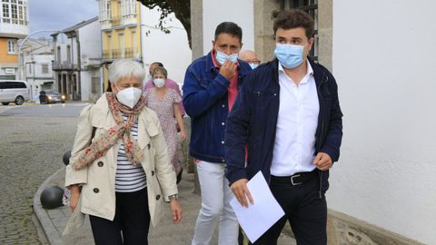 Rodrigo Pavn junto a la alcaldesa antes de explicar su renuncia a concejal de Vilalba