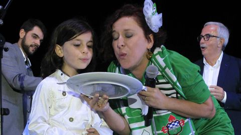 La pregonera Marián Bañobre, con su hija Cora