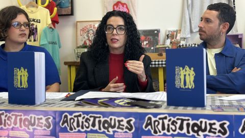 En el centro, la consejera de Cultura, Poltica Llingstica y Deporte, Vanessa Gutirrez, entre la responsable de Puru Remangu, Marina Bruno, y el periodista y promotor musical Xicu Ariza.