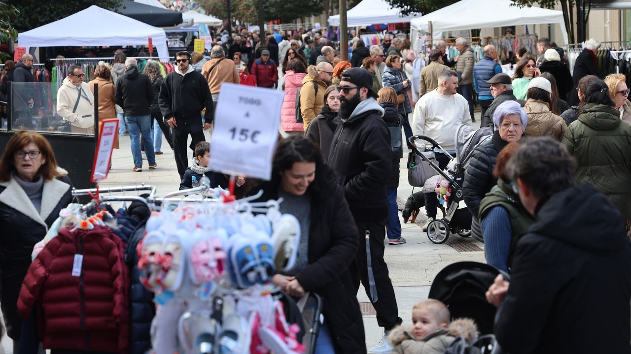 El comercio vilagarciano toma las calles de la ciudad y ofrece interesantes descuentos