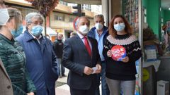 O presidente da Deputaci�n visita un comercio dos Bonos Impulso