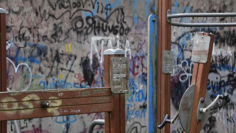 El abandonado parque infantil de O Cantio