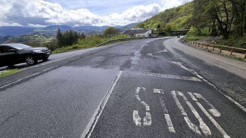 Lneas sin pintar entre Baralla y Becerre, en Cadoalla, con baches