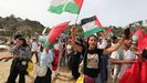 Asistentes a la marcha de apoyo a la flotilla ayer en T�nez. 