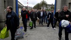 Los trabajadores de la F�brica de Armas, saliendo del encierro