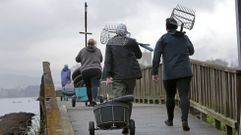 Mariscadores de a pie en Os Praceres, en la r�a de Pontevedra