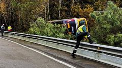 El autob�s se sali� de la v�a y volc� en Antas de Ulla