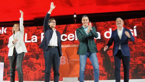La viceprimera secretaria de organizaci�n electoral del PSC y alcaldesa de Sant Boi  Llu�sa Moret; el primer secretario del PSC, Salvador Illa; el presidente del Gobierno, Pedro S�nchez, y el primer teniente de alcalde de Barcelona, Jaume Collboni, en un acto pol�tico en Barcelona.