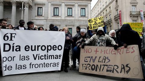Varias personas se concentran frente al Congreso de los Diputados el pasado mes de febrero con dos pancartas en las que se lee, �6F, D�a Europeo por las V�ctimas de las fronteras� y �No m�s muertes en las fronteras�  en un acto de silencio en memoria de los 15 inmigrantes subsaharianos que perdieron la vida, el 6 de febrero del 2014 en la playa ceut� del Tarajal cuando intentaban entrar a nado en Espa�a