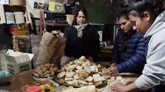 Mujeres trabajando en el comedor de la Sede del Puente, en la ciudad de La Plata.