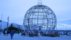 La bola de Navidad instalada en la Marina se encender el 28 de noviembre