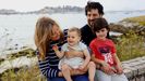 Carla Castro y su marido con su hija Nora, que tiene una enfermedad rara, y su otro hijo, Xabi.