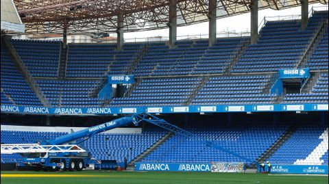 Arreglos en la cubierta del estadio de Riazor