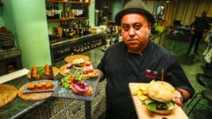 Carlos Palomero muestra algunos de los platos que aprendi� estudiando en Turqu�a y que de momento est�n teniendo muy buena acogida entre los clientes de su establecimiento en Noia. 