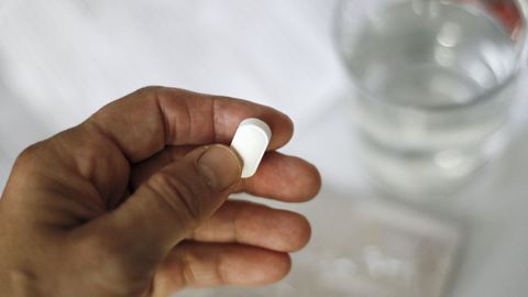 Un paciente tomando su medicaci�n