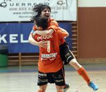 Peque y Maite celebran un gol en la Copa de La Estaci�n. 