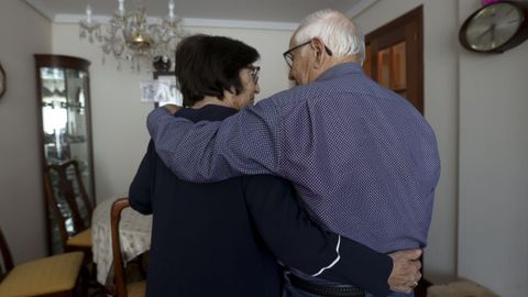 Adriano y Mercedes en su casa de A Corua. 