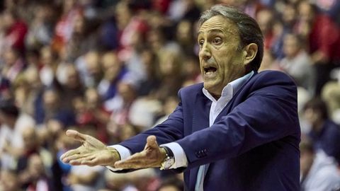Luis Casimiro, con un gesto de enfado durante el segundo cuarto del encuentro en la cancha del Girona