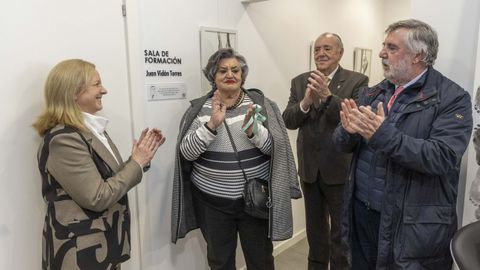 De izquierda a derecha, la presidenta del colegio, Ana Requeijo, y los hijos de Juan Vidán Torres: Pilar, Juan Antonio y Luciano