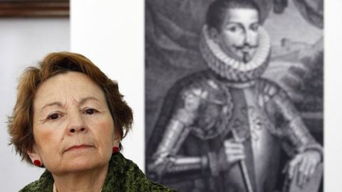 Manuela Sáez junto a un retrato del séptimo conde de Lemos, Pedro Fernández de Castro